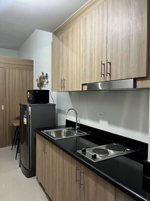 Standard-huoneisto, näköala uima-altaalle | Yksityinen keittiö | Jääkaappi, mikroaaltouuni, liesi, astianpesukone