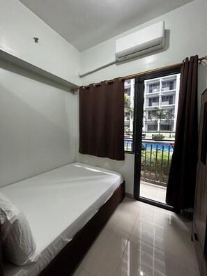 Standard Apartment, Pool View | Free WiFi - Shore 2 Unit 206 Tower 3 (Pasay City)