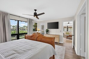 Tabla de planchar con plancha, internet y ropa de cama 