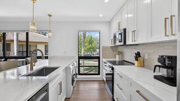 Mikrobølgeovn, ovn, kokeplater og oppvaskmaskin