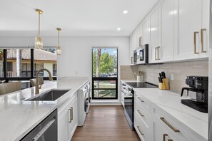 Microondas, horno, parrilla de estufa y lavavajillas 