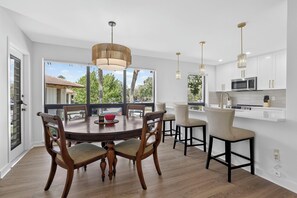 Dining - Modern Remodeled Condo PGA Golf Course Amazing Views (Palm Beach Gardens)