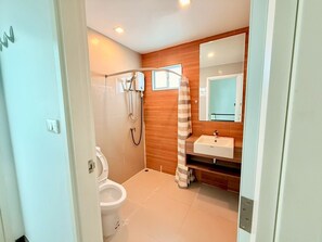 Nhà liên kế | Phòng tắm | Khăn tắm, giấy vệ sinh 