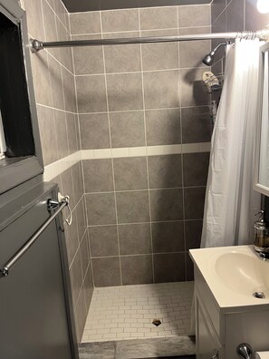 Shower, hair dryer, towels, soap - Cozy 1-bedroom bungalow in amazing Las Cruces with AC (Las Cruces)