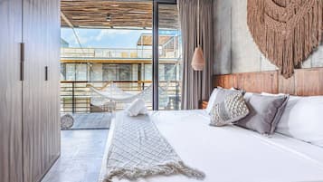 Schreibtisch, Bügeleisen/Bügelbrett, Reisekinderbett, WLAN