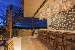Outdoor dining - Nuju Rentals |Modern 1BR Condo|Jacuzzi,Gym&Sauna (Tulum)