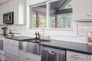 Fridge, microwave, oven, stovetop - Mountain Cove Retreat-Lakefront, Hot Tub, Fire Pit, Kayaks-oars & life jackets (Lake Lure)