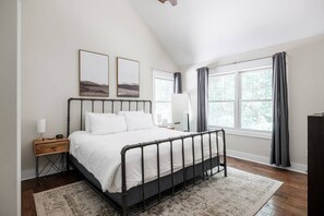 3 bedrooms, iron/ironing board, free WiFi, bed sheets - Mountain Cove Retreat-Lakefront, Hot Tub, Fire Pit, Kayaks-oars & life jackets (Lake Lure)