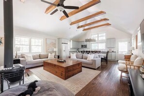Smart TV, chimenea, futbolito y tenis de mesa 