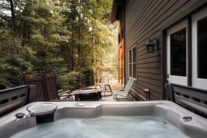 Outdoor spa tub - Mountain Cove Retreat-Lakefront, Hot Tub, Fire Pit, Kayaks-oars & life jackets (Lake Lure)