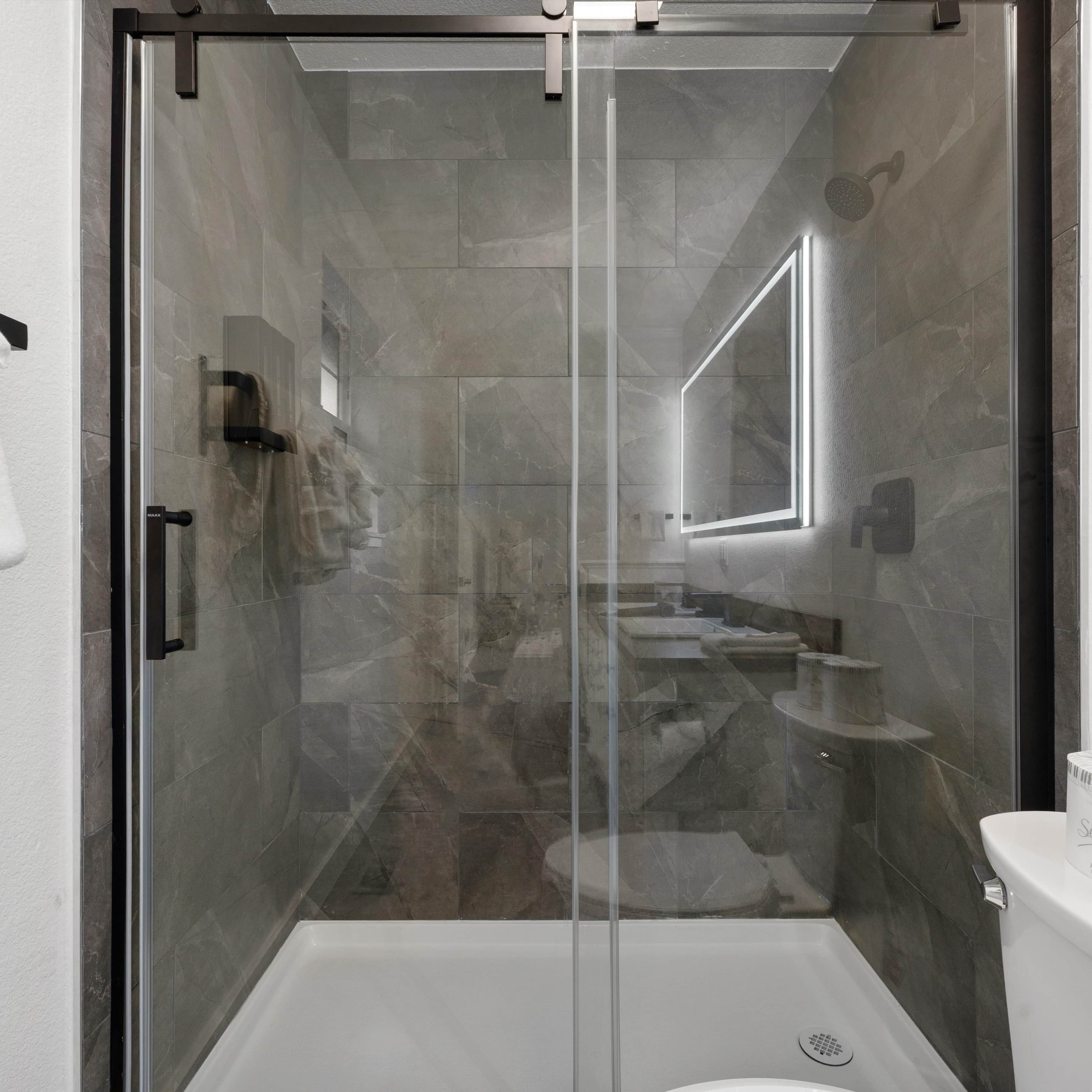 Dusche, Haartrockner, Handtücher, Seife