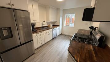 KĂŒhlschrank, Mikrowelle, Ofen, Herdplatte