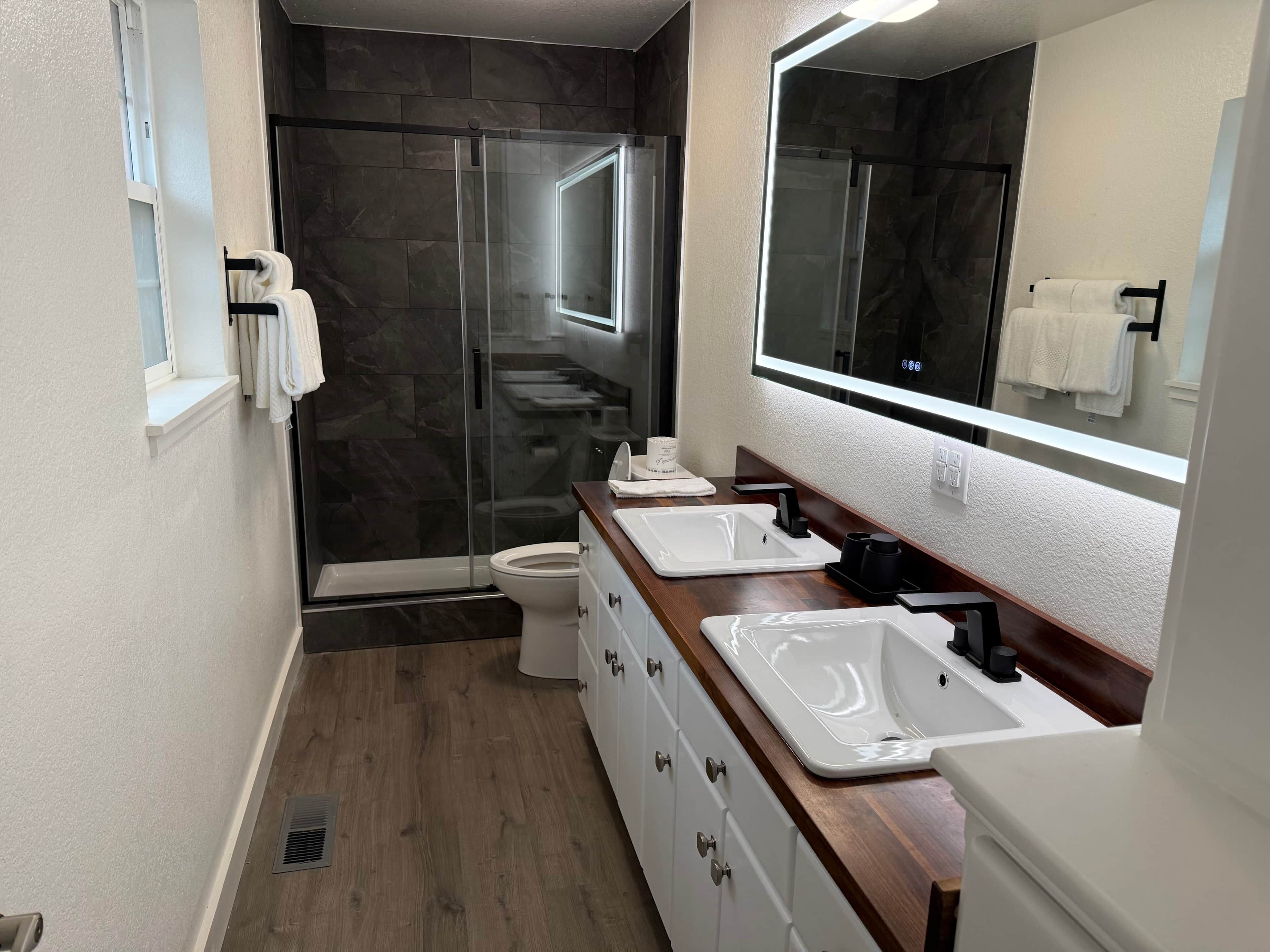 Dusch, hårtork, handdukar och tvål