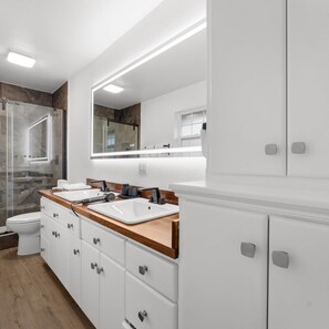 Douche, sèche-cheveux, serviettes fournies, savon