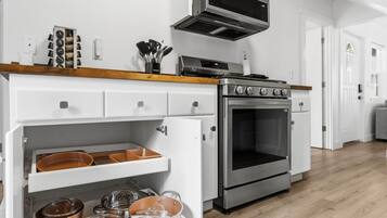 冰箱、微波炉、烤箱、炉灶