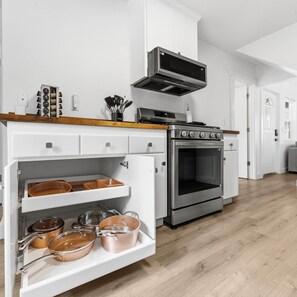 Een koelkast, een microgolfoven, een oven, een kookplaat