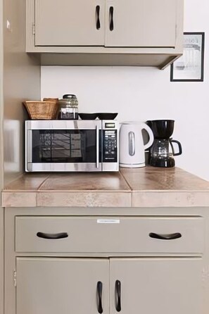Microwave, cookware/dishes/utensils, dining table