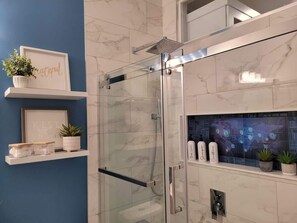 Shower, hair dryer - Gorgeous Apartment with Balcony, 24-7 Gym (Windsor)