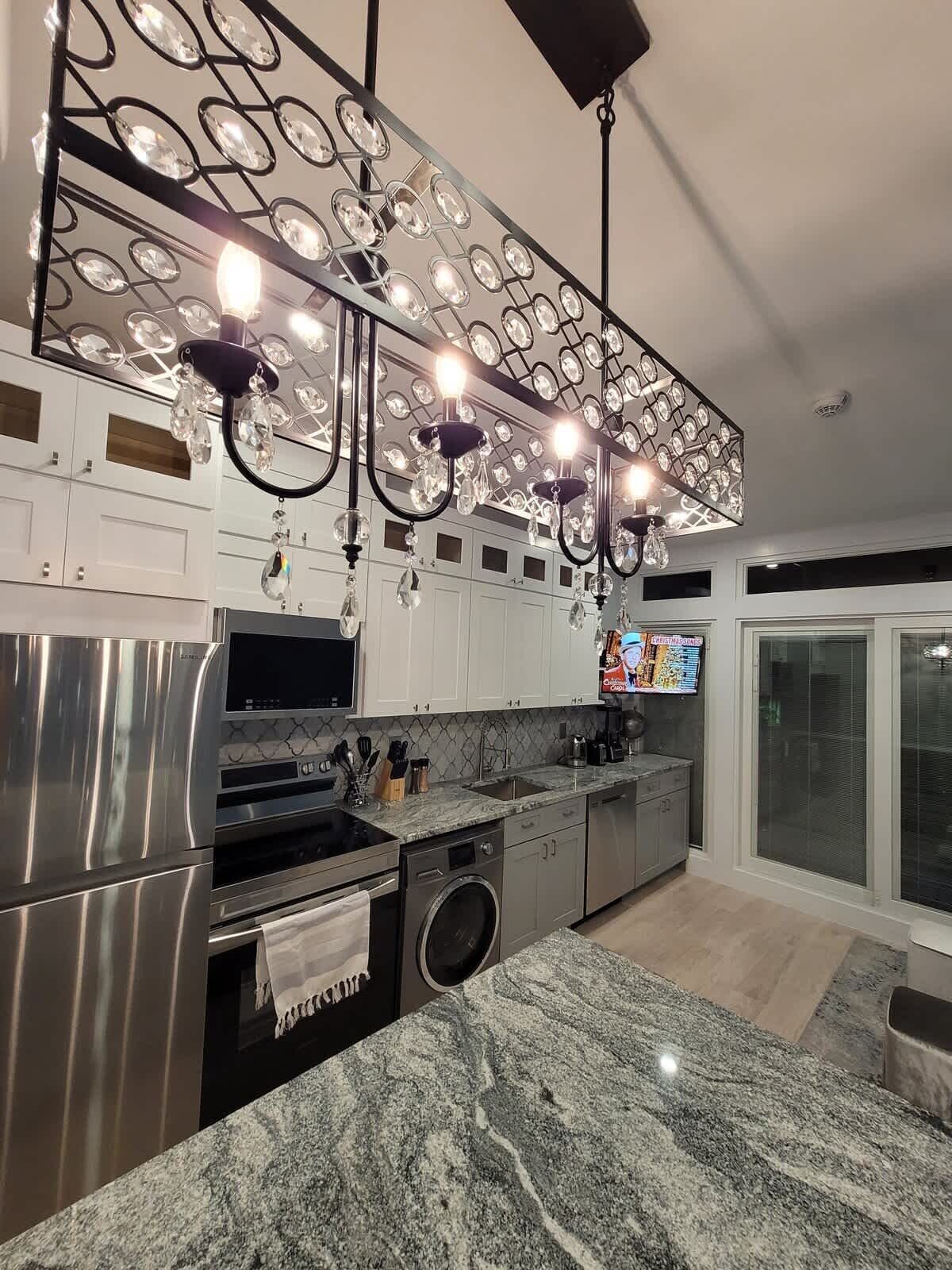 Jääkaappi, mikroaaltouuni, uuni, liesi