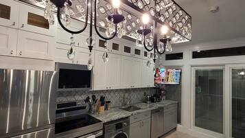 Jääkaappi, mikroaaltouuni, uuni, liesi