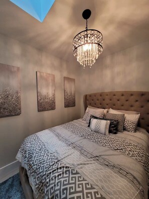 Iron/ironing board, WiFi, bed sheets - Gorgeous Apartment with Balcony, 24-7 Gym (Windsor)