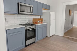 Een koelkast, een microgolfoven, een oven, een kookplaat