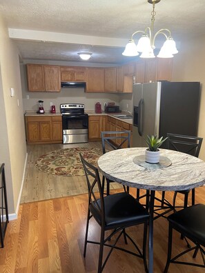 Dining - The Amazing Classic Private Cottage (Lake Charles)