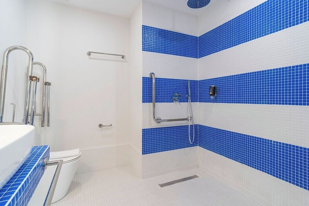 Sèche-cheveux, serviettes fournies