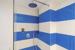 Sèche-cheveux, serviettes fournies