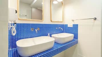 Een haardroger, handdoeken