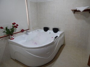 Bathroom - Escape from Bogotá: Cozy Country House with Nature Trails and Birdwatching (La Calera)