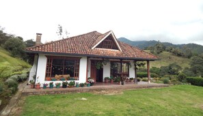 Exterior - Escape from Bogotá: Cozy Country House with Nature Trails and Birdwatching (La Calera)
