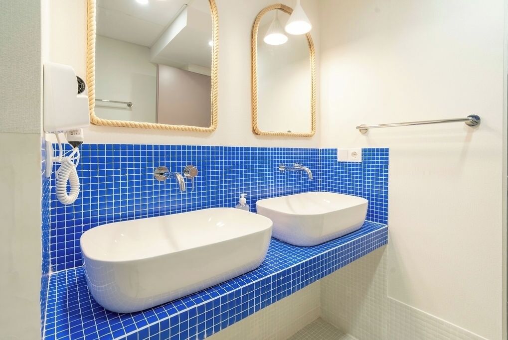 Sèche-cheveux, serviettes fournies