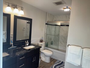 Douche, séchoir à cheveux, bidet, serviettes fournies