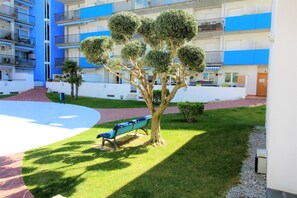 Property grounds - Ground Floor Apt with Terrace & Pool Near Beach (ROSES)