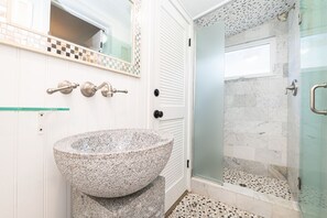 Shower, hair dryer, towels - 3BR Beachfront Home, Patio on the Sand w/ Gorgeous Ocean Views! (Newport Beach)