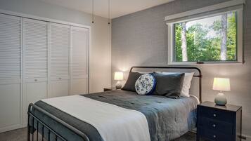 4 bedrooms, desk, iron/ironing board, travel crib
