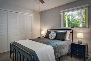 4 bedrooms, desk, iron/ironing board, travel crib - Lakefront Cottage, Dock, EV Charger, Firepit, Bunkhouse, Family & Pet Friendly (Carp Lake)