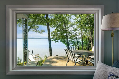 Lakefront Cottage, Dock, EV Charger, Firepit, Bunkhouse, Family & Pet Friendly