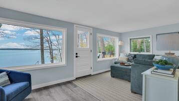 Smart TV, fireplace, books, stereo