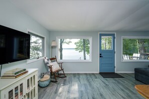 Älytelevisio, takka, kirjoja, stereot