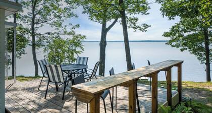 Lakefront Cottage, Dock, EV Charger, Firepit, Bunkhouse, Family & Pet Friendly