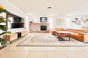 Smart-TV, Kamin, Bücher