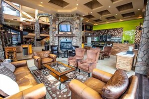 TV connectée, cheminée, jeux vidéo, baby-foot