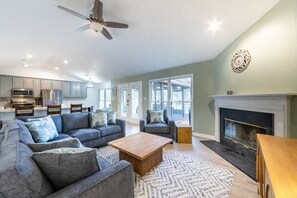 Smart TV - Lake Sinclair Waterfront Getaway | Private Dock | Screened Porch (Eatonton)