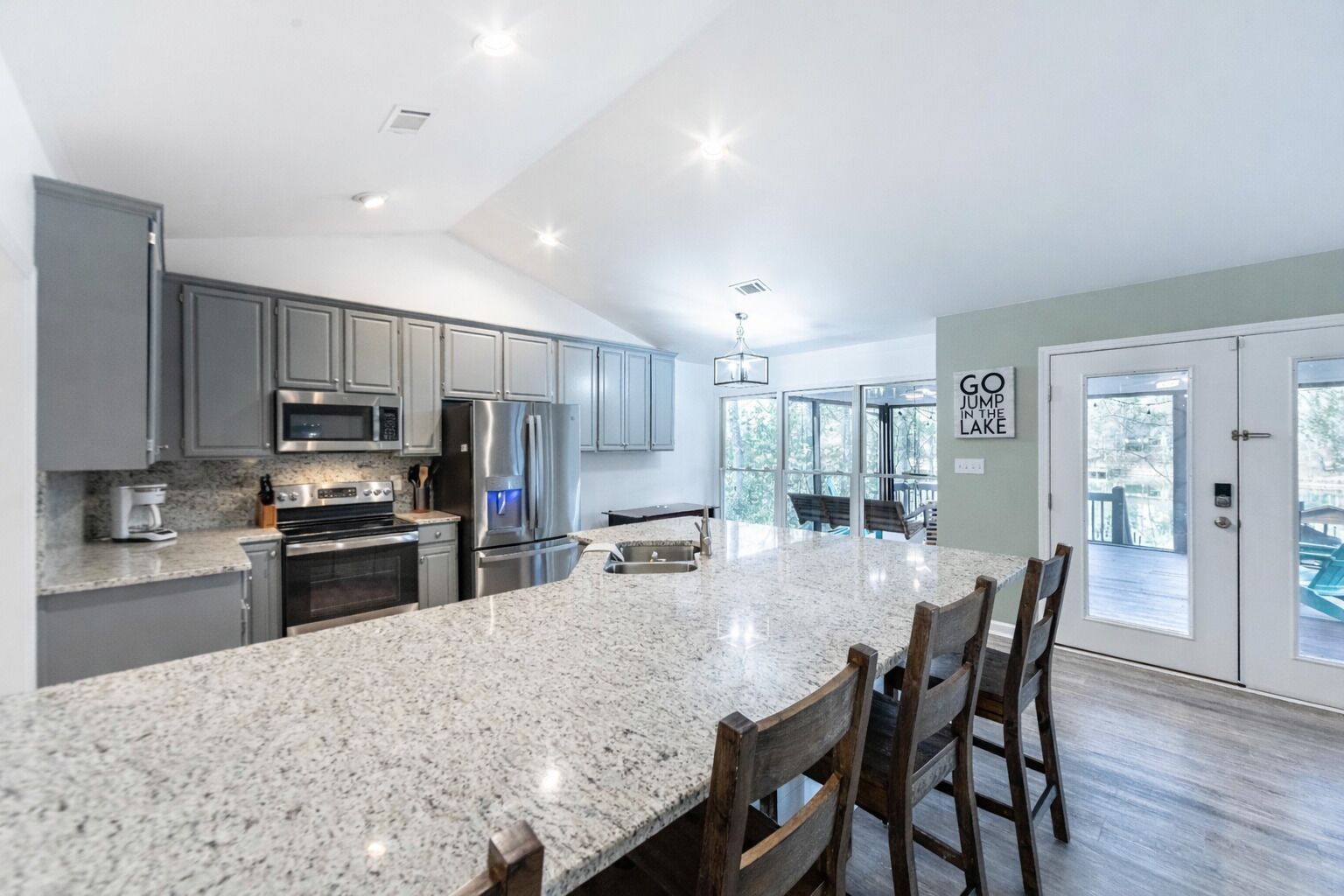 Jääkaappi, mikroaaltouuni, uuni, astianpesukone