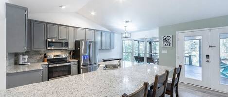 Jääkaappi, mikroaaltouuni, uuni, astianpesukone