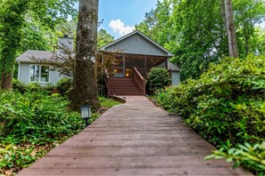 Exterior - Lake Sinclair Waterfront Getaway | Private Dock | Screened Porch (Eatonton)