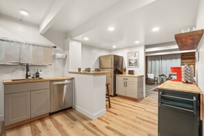 Fridge, oven, stovetop, dishwasher