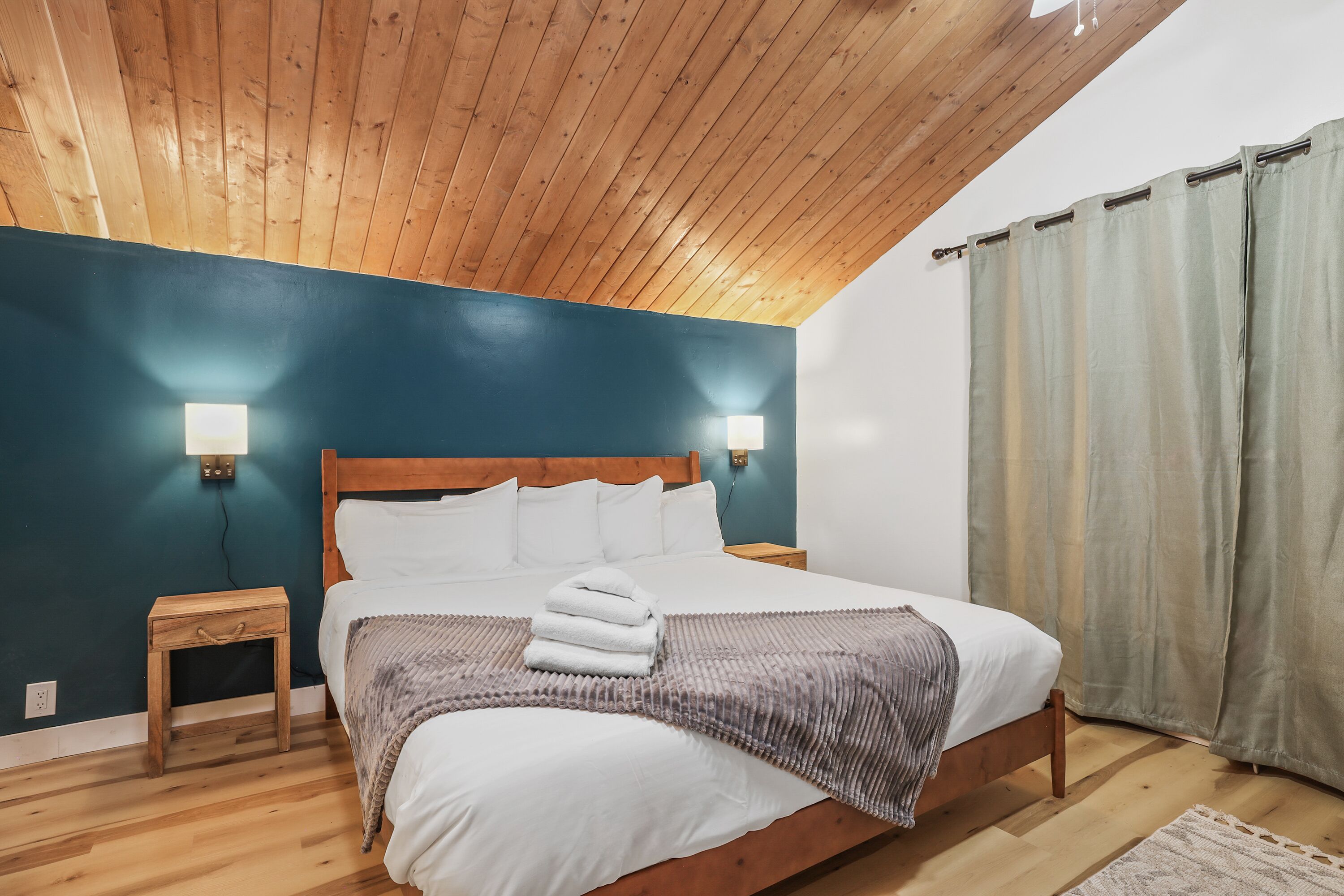 Desk, WiFi, bed sheets